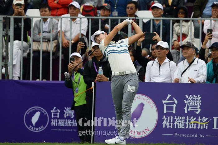 박성현이 지난해 11월 LPGA 투어 타이완 스윙잉스커츠 LPGA 3라운드에서 티 샷을 하고 있다.