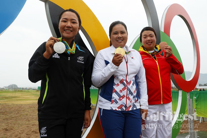 2016 리우데자네이루 올림픽에서 금메달을 딴 박인비(가운데). 리디아 고(왼쪽)는 은메달, 펑산산(오른쪽)은 동메달.