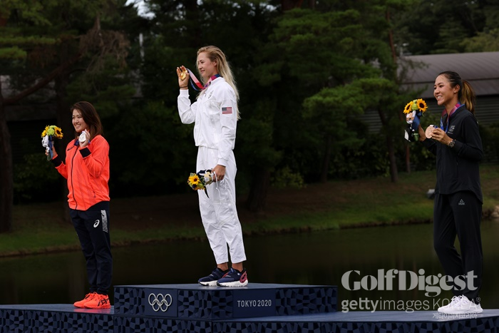 왼쪽부터 도쿄 올림픽 메달리스트들인 이나미 모네, 넬리 코르다, 리디아 고