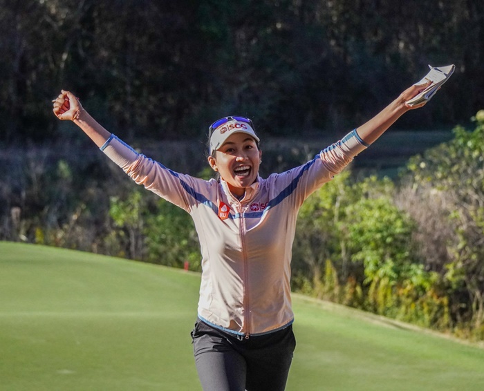 아타야 티띠꾼이 LPGA 투어 퀄리파잉 시리즈를 마친 뒤 기뻐하고 있다.