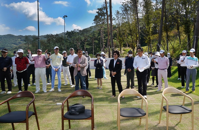 김주영 세레니티CC 회장(앞줄 왼쪽에서 여섯 번째)이 지난 17일 개최된 ‘챌린지 코스 9홀 그랜드오픈식’의 환영사에 앞서 참석자들의 박수를 받고 있다. 사진=세레니티CC 제공