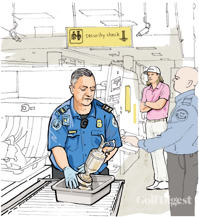 X-레이를 통해 클라레 저그의 윤곽을 본 TSA 직원이 운송용 케이스 안의 실물을 확인했다. 또 다른 직원은 폭발물 탐지를 했다.