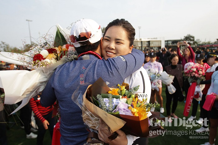 박세리 은퇴 경기 때 포옹하는 박세리와 박인비.