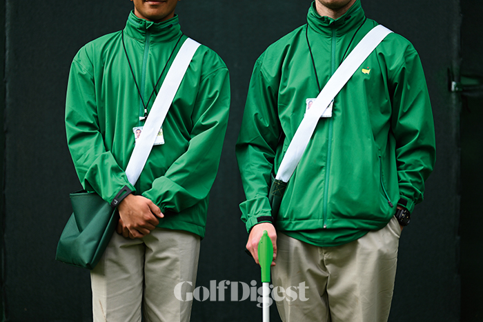녹색으로 하나 되어_자원봉사자와 고용 인력은 다양한 스타일과 색상의 재킷을 입고 일한다.