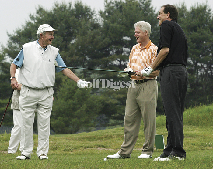 2005년 케이프어런들골프클럽에서 짐 낸츠와 함께 한 부시 대통령과 클린턴 대통령