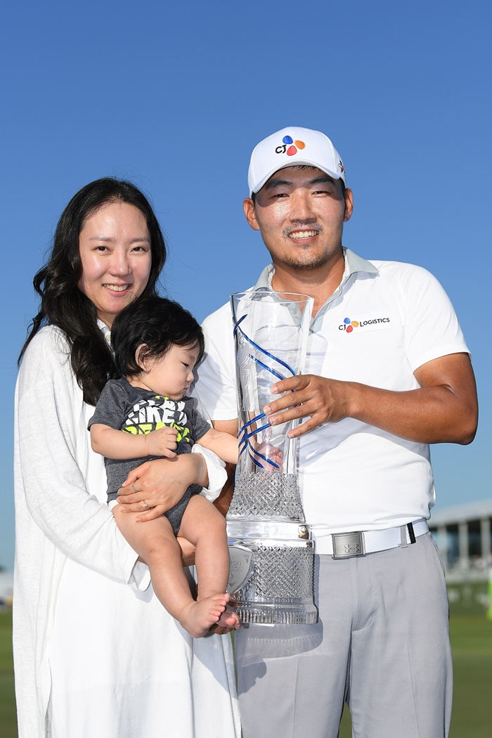 지난해 5월 AT&T 바이런 넬슨에서 강성훈이 처음 PGA 투어 우승을 차지하던 모습. 아들 건이가 아빠의 우승 기쁨을 함께 하고 있다.
