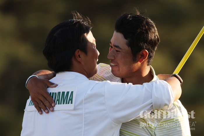 마스터스 우승 후 하야후지 쇼타 캐디(왼쪽)와 마쓰야마 히데키(오른쪽)가 포옹하고 있다.