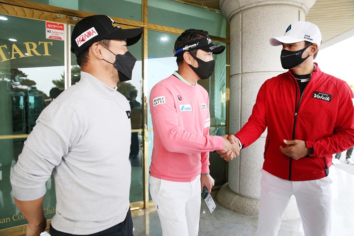왼쪽부터 박재범, 김형성, 박찬호