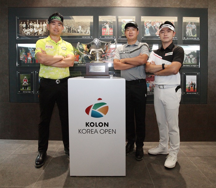 왼쪽부터 양용은과 김승혁, 최민철 등 코오롱 한국오픈 역대 챔피언들이 한국오픈 기념관에서 포즈를 취하고 있다.