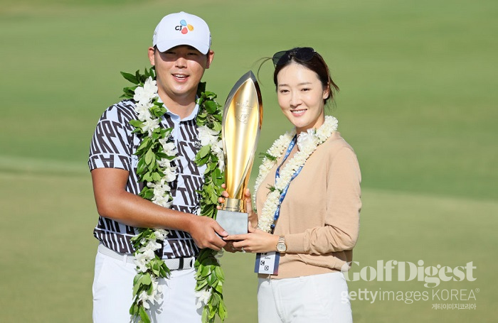 김시우가 아내 오지현과 우승을 기념하고 있다.