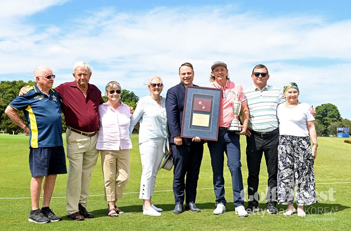 디오픈 후 2022 호주PGA챔피언십에서 가족과 함께 기념 사진을 찍은 캐머런 스미스.